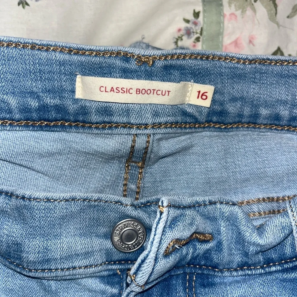 Levi's Women's Light Blue Straight Leg Jeans - Picture 4 of 5